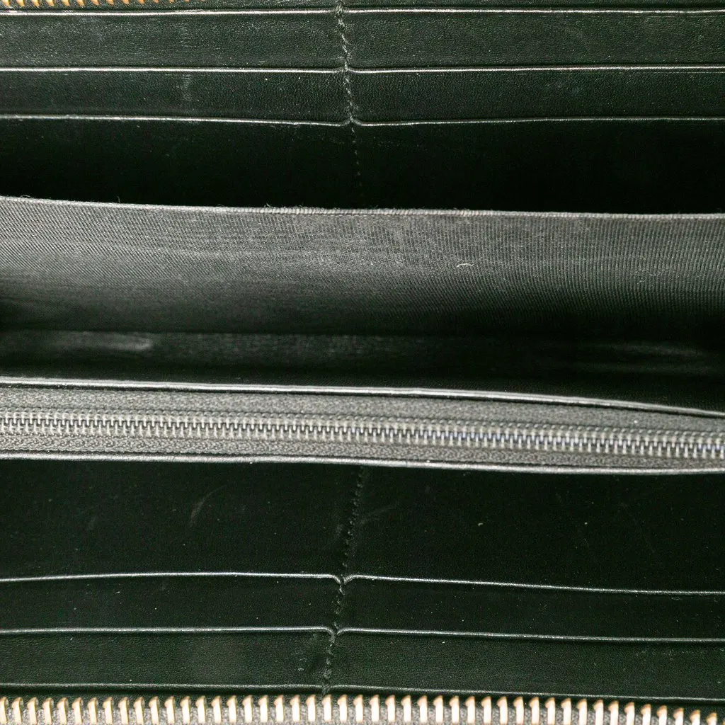 Gucci GG Marmont Matelasse Calfskin Zip Around Wallet Black Leather Very good - Model View