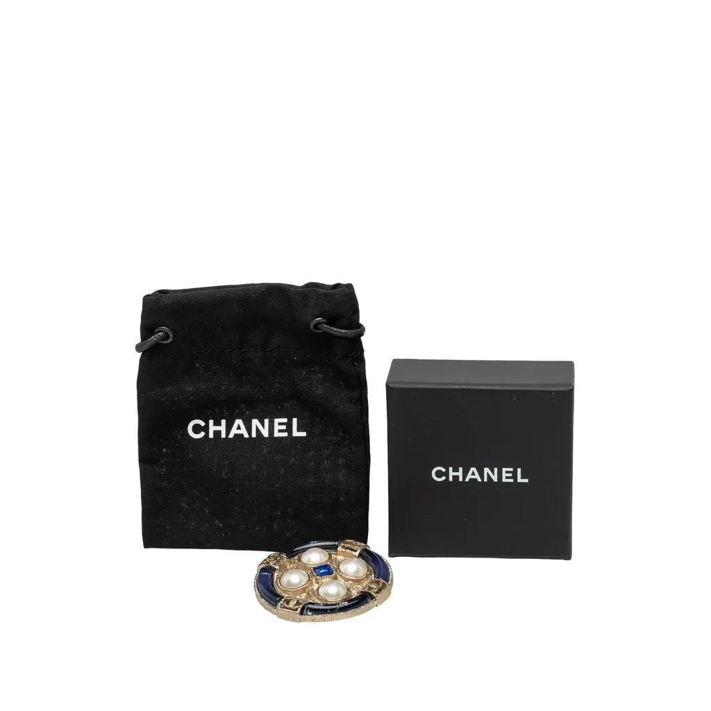 Chanel CC Gold Plated Resin and Faux Pearl Round Brooch Gold Metal Very good - Model View