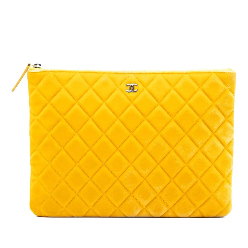 Chanel Medium CC Quilted Velvet O Case Clutch Yellow Velvet Very good - Front View