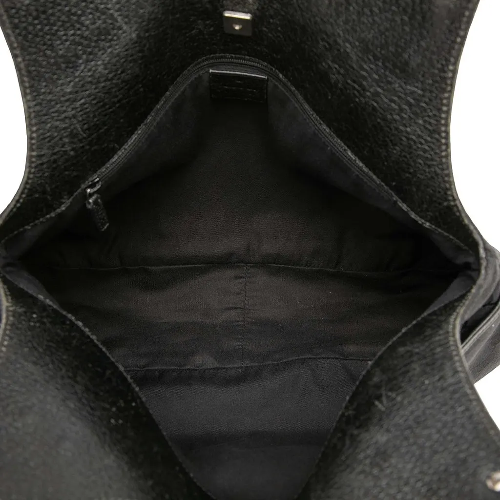 Gucci GG Canvas Shoulder Bag Black Very good - Model View