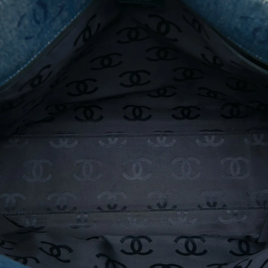 Chanel CC Denim Tote Blue Denim Very good - Model View