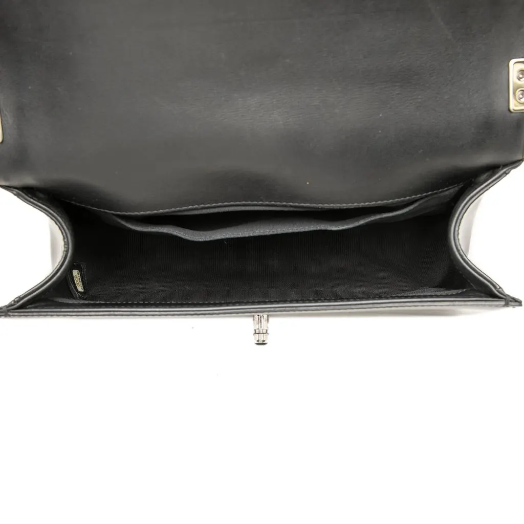 Chanel Old Medium Quilted Patent Acrylic Boy Flap Black Leather Very good - Model View