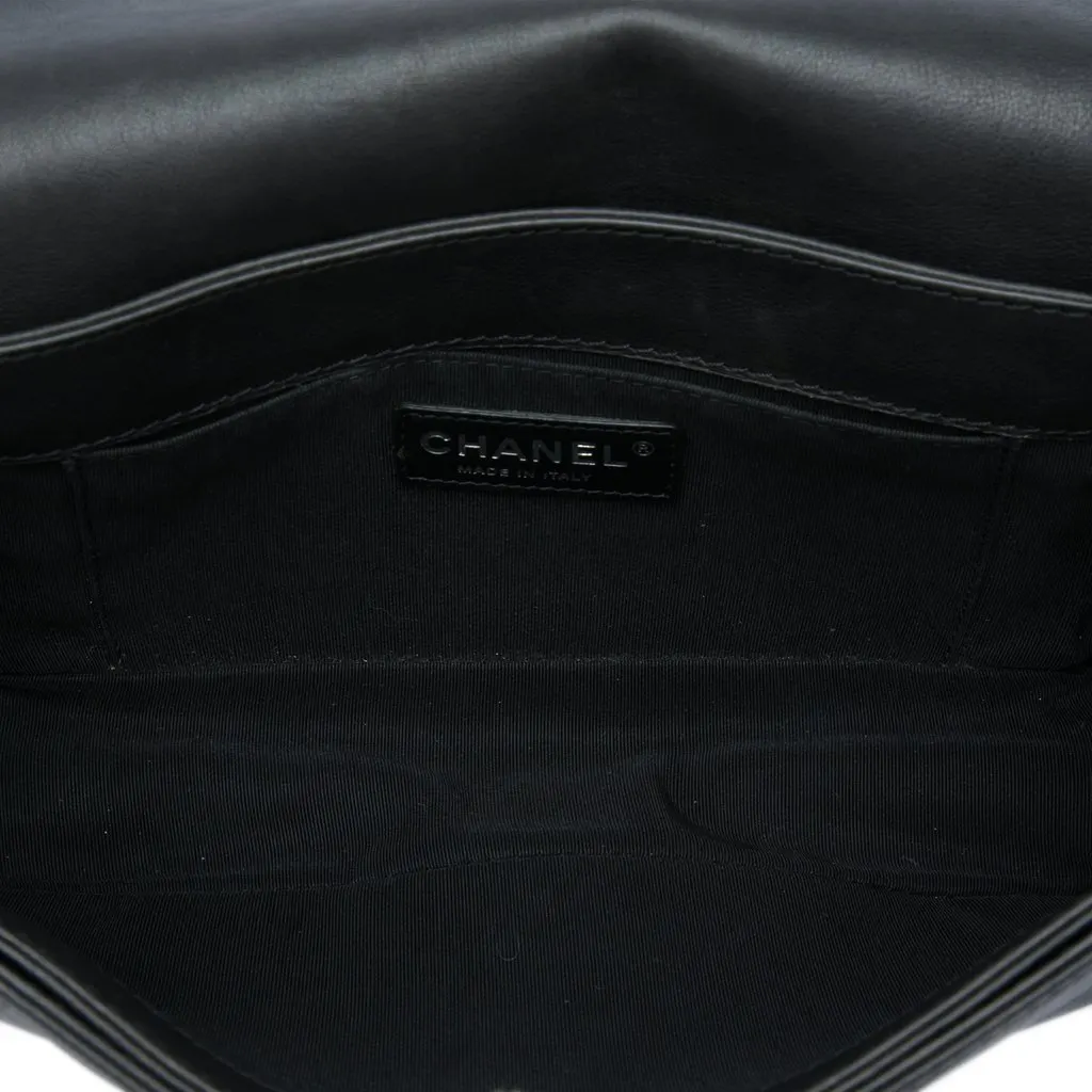 Chanel Old Medium Lambskin Boy Reverso Flap Black Leather Very good - Model View