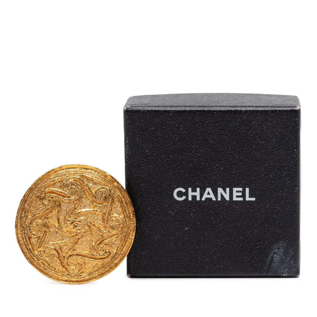 Chanel CC Gold Plated Swirl Medallion Brooch Gold Metal Very good - Model View