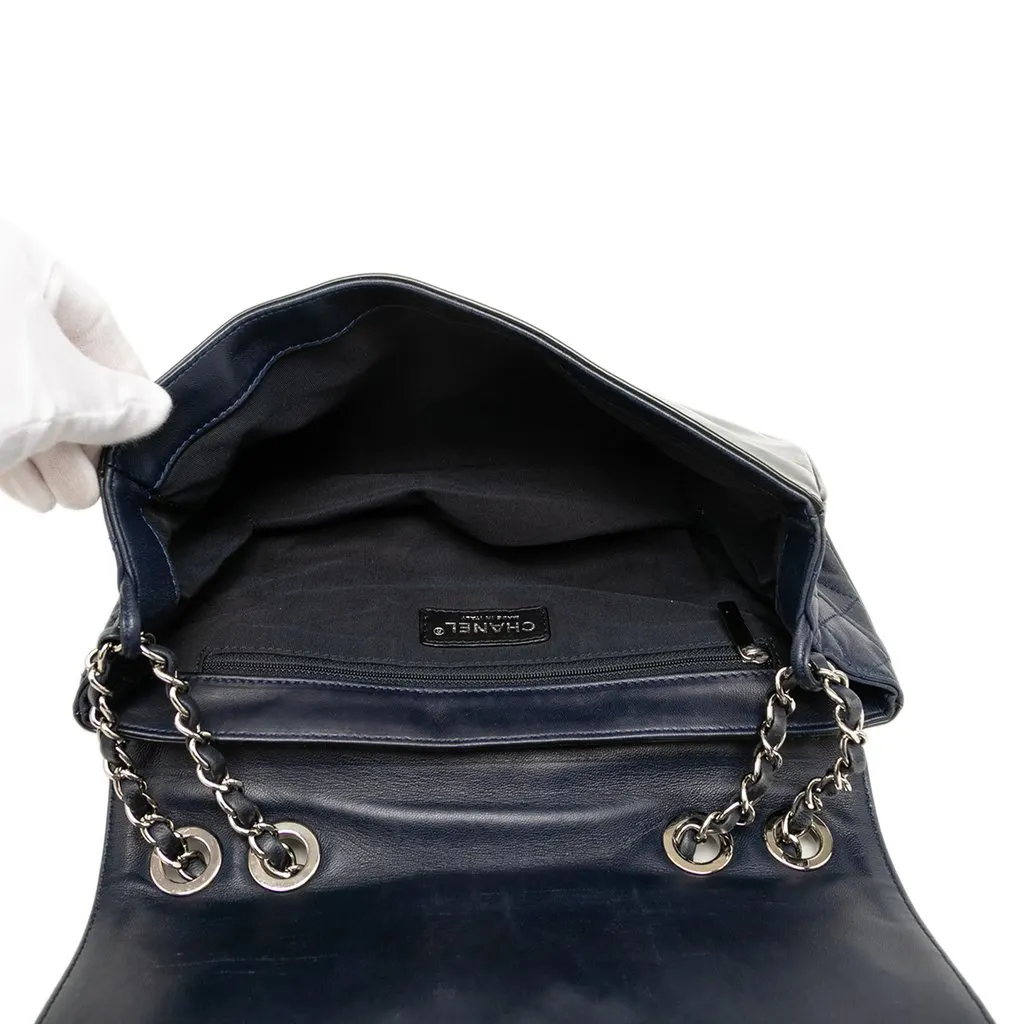 Chanel CC Patent Lipstick Ligne Flap Blue Leather Very good - Model View