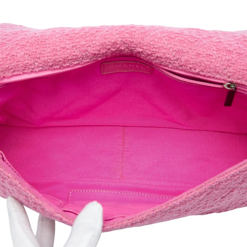 Chanel Jumbo Quilted Tweed Reissue 2.55 Easy Messenger Flap Pink Tweed Very good - Model View