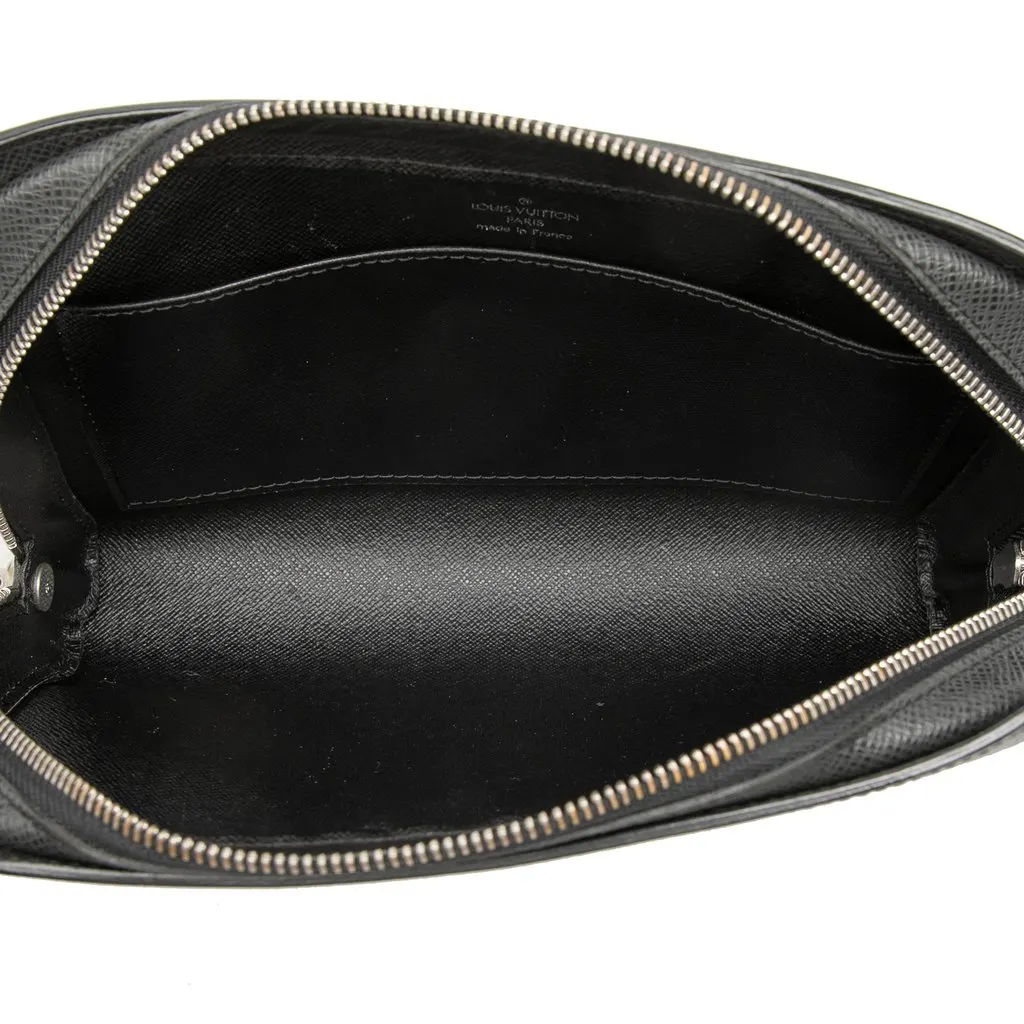 Louis Vuitton Taiga Pochette Baikal Black Leather Very good - Model View