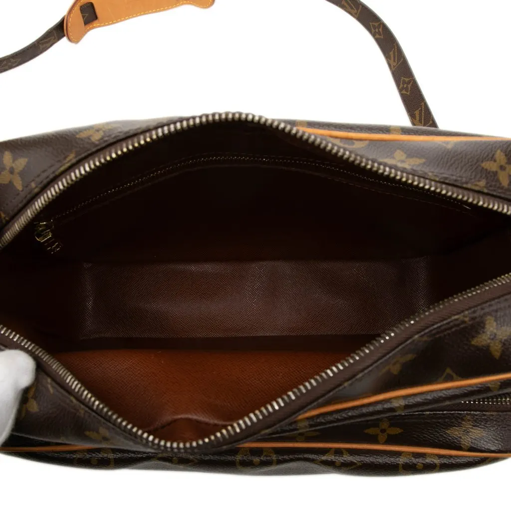 Louis Vuitton Monogram Nil Crossbody Brown Canvas Very good - Model View