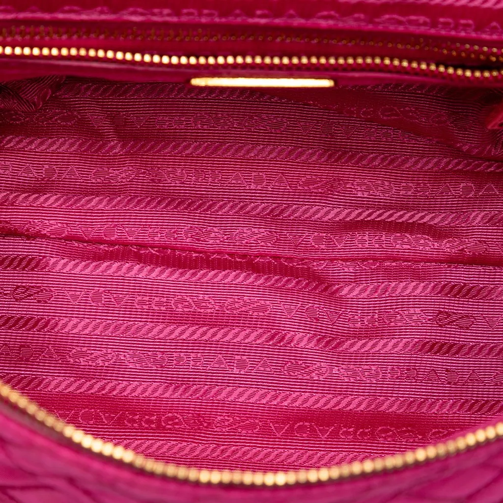 Prada Impuntu Tessuto Chain Crossbody Pink Very good - Model View