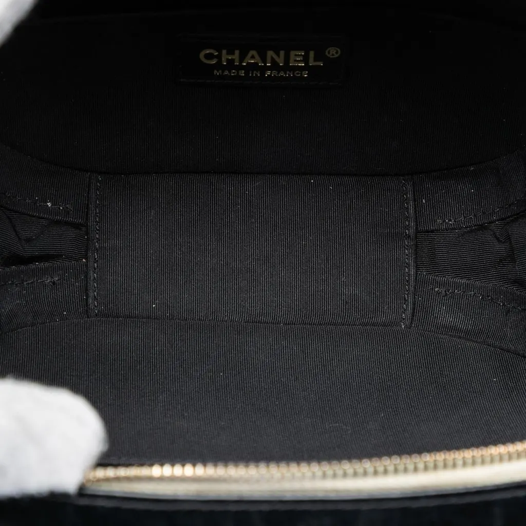 Chanel Small CC Crumpled Calfskin Vanity Case Beige Leather Very good - Model View