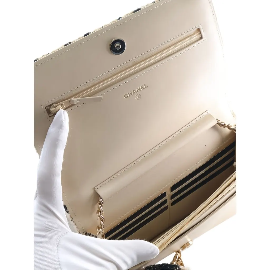 Chanel CC Houndstooth Tweed and Shearling Wallet On Chain Beige Tweed Very good - Model View