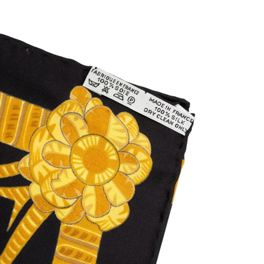 Hermès Armets en Panache Silk Scarf 90 Gold Silk Never worn - Model View
