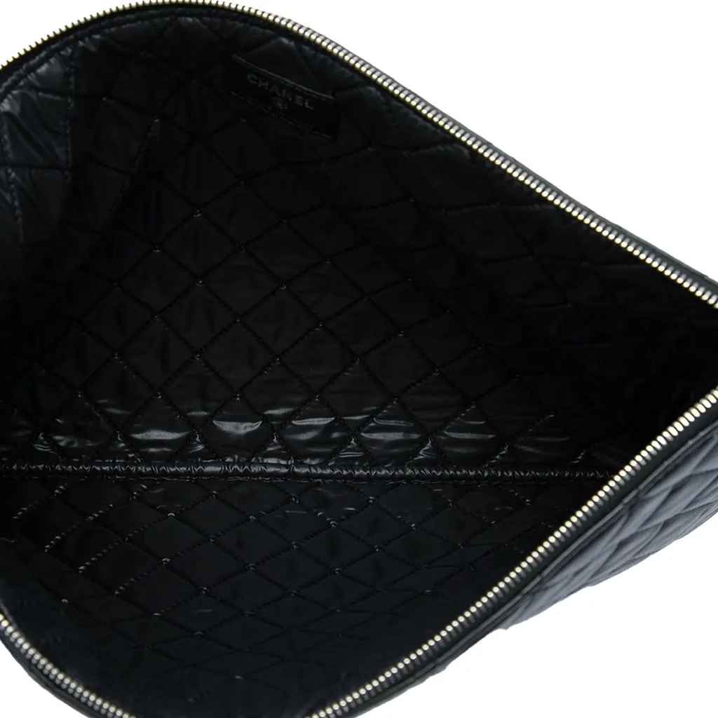 Chanel Large Quilted Lambskin O Case Clutch Black Leather Very good - Model View
