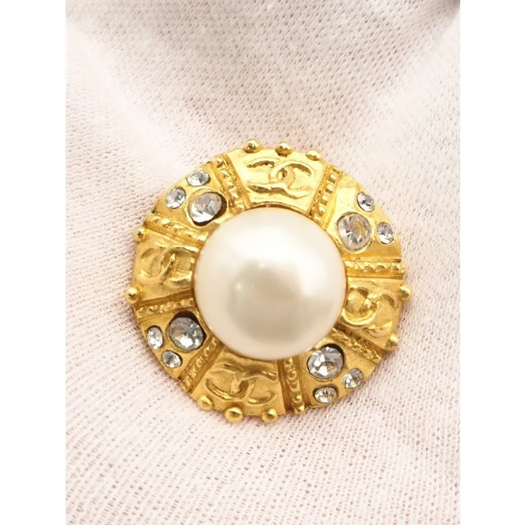 Chanel CC Gold Plated Faux Pearl and Strass Round Clip On Earrings Gold Metal Very good - Model View