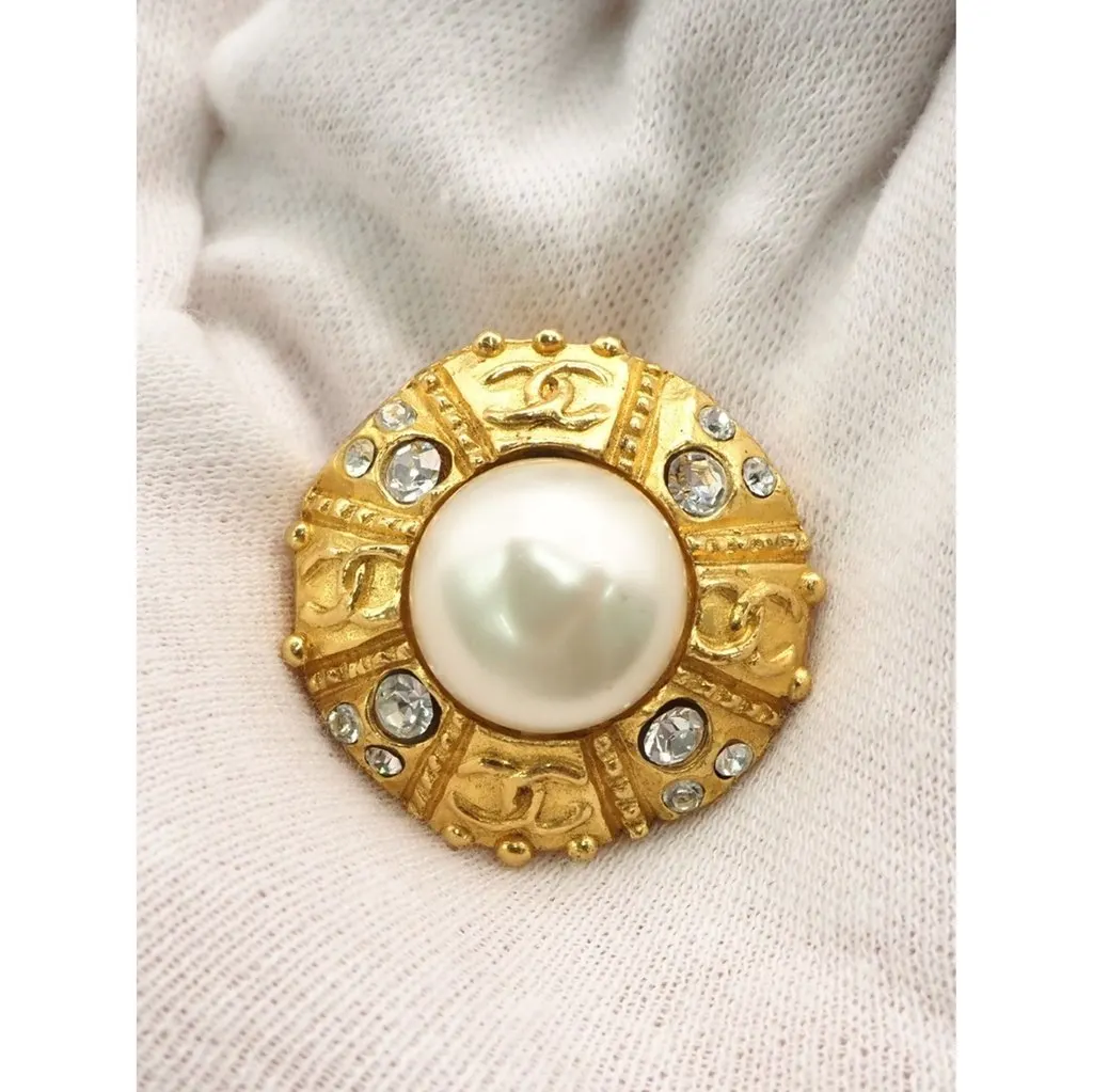 Chanel CC Gold Plated Faux Pearl and Strass Round Clip On Earrings Gold Metal Very good - Box View