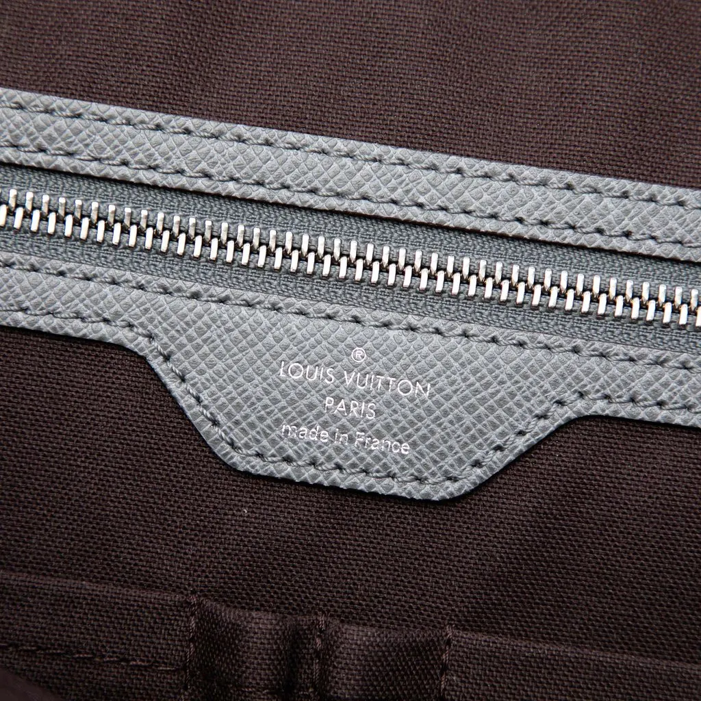 Louis Vuitton Taiga Vassili PM Grey Leather Very good - Box View
