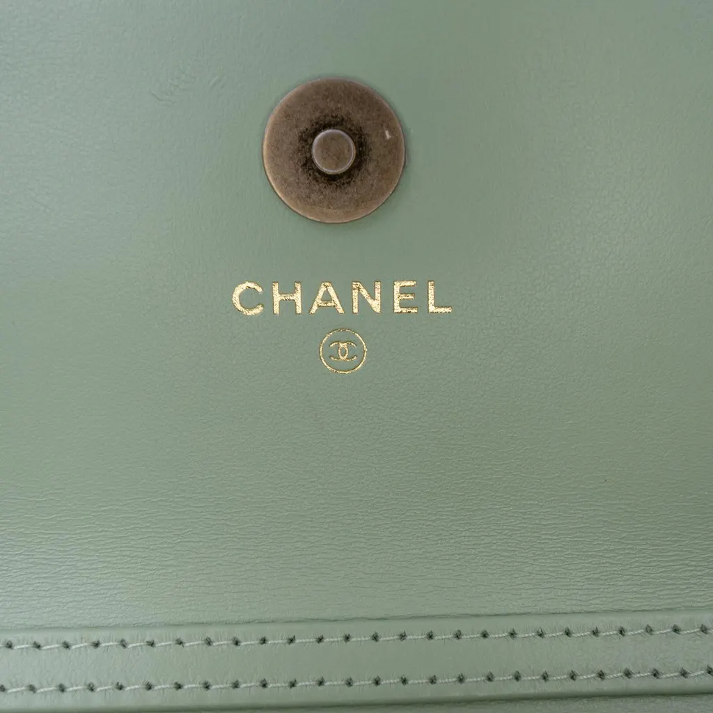 Chanel Mini CC Quilted Caviar Clutch With Chain Green Leather Very good - Box View
