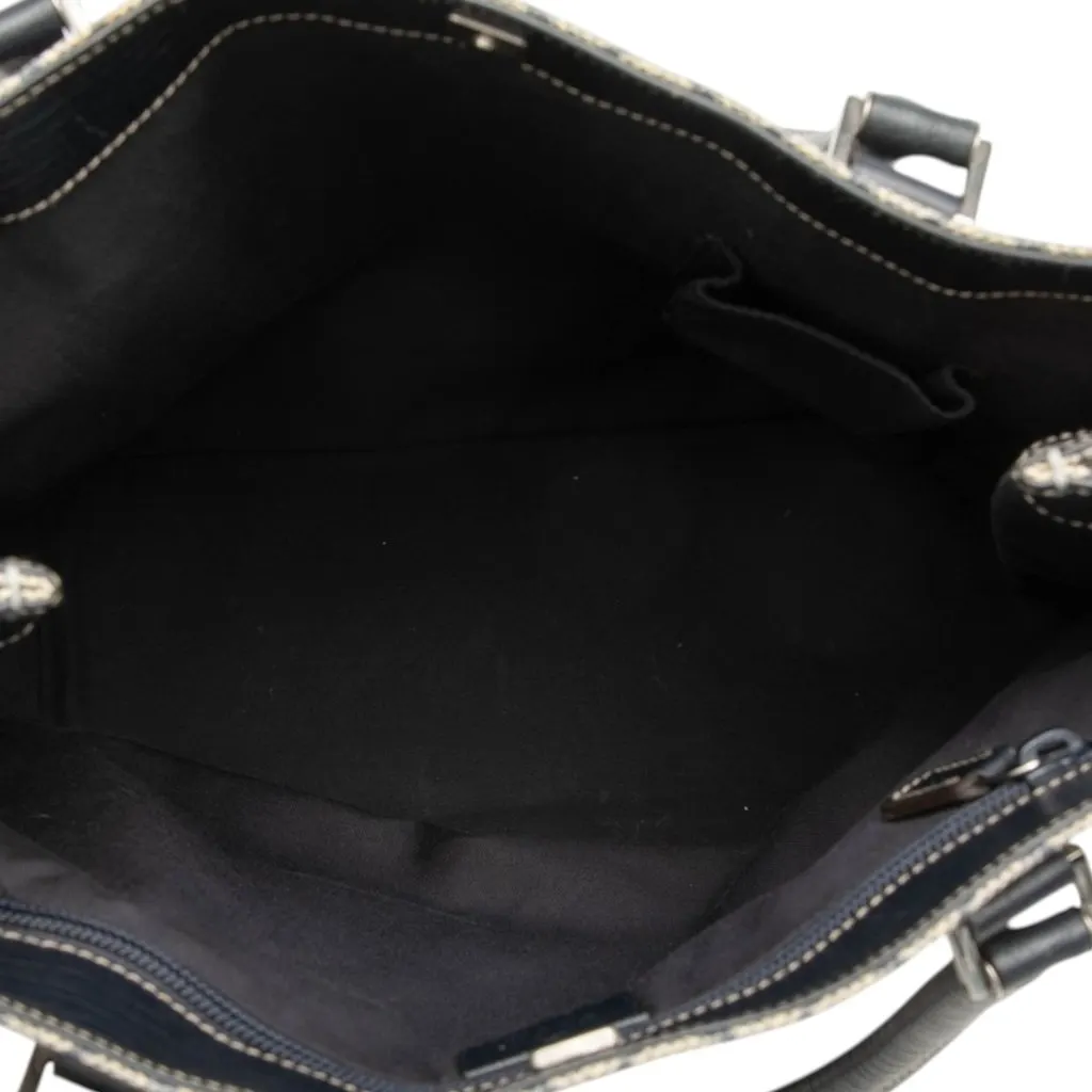 Gucci GG Supreme Tote Beige Very good - Model View