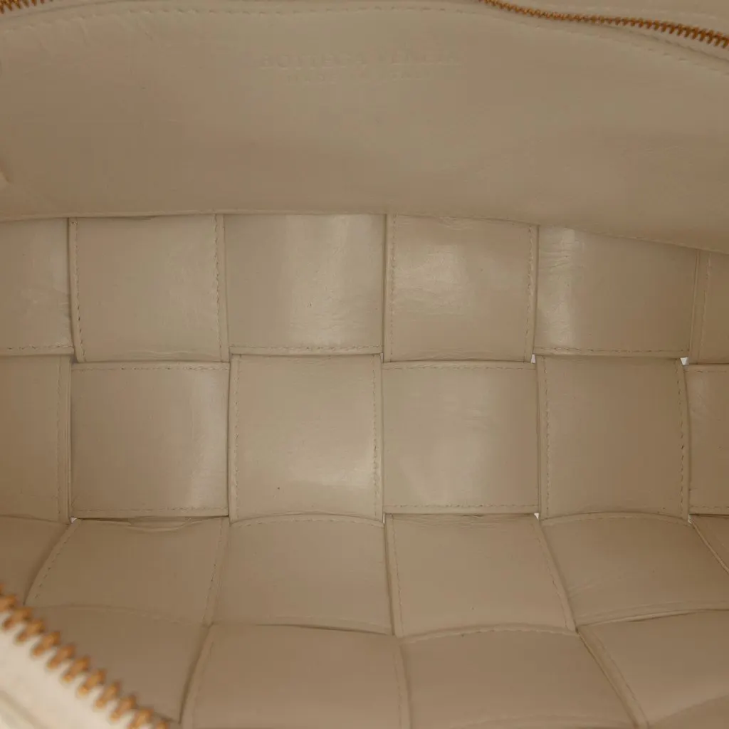 Bottega Veneta Calfskin Intreccio Plisse Cassette Shoulder Bag White Leather Very good - Model View