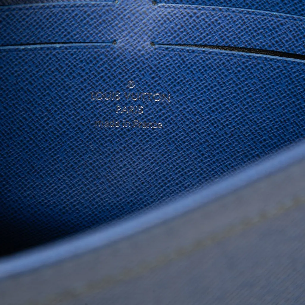 Louis Vuitton Taiga Pochette Voyage MM Blue Leather Very good - Box View