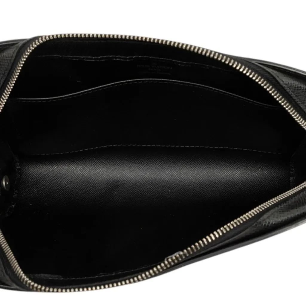 Louis Vuitton Taiga Pochette Baikal Black Leather Very good - Model View