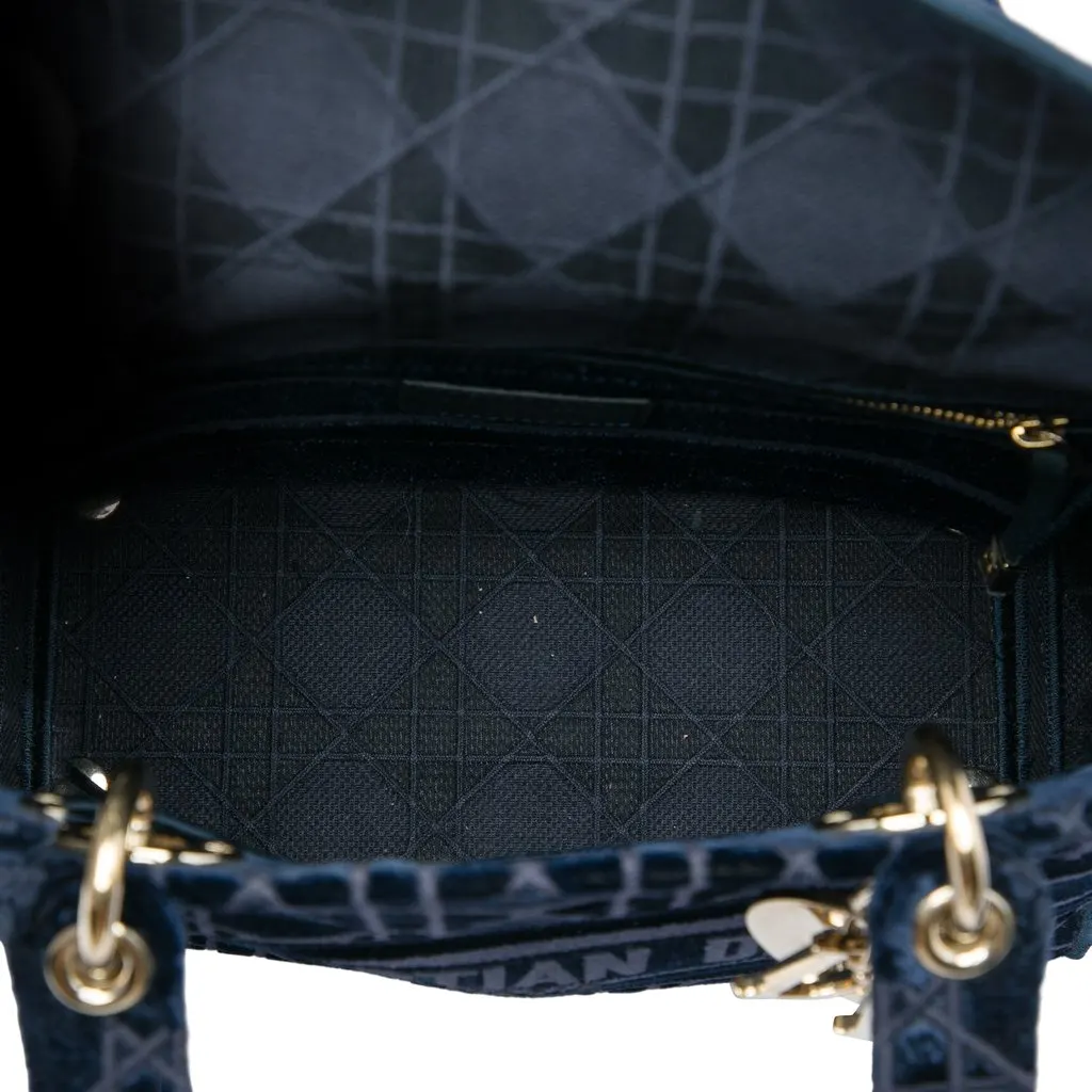 Dior Medium Velvet Cannage Lady D Lite Blue Velvet Good - Model View