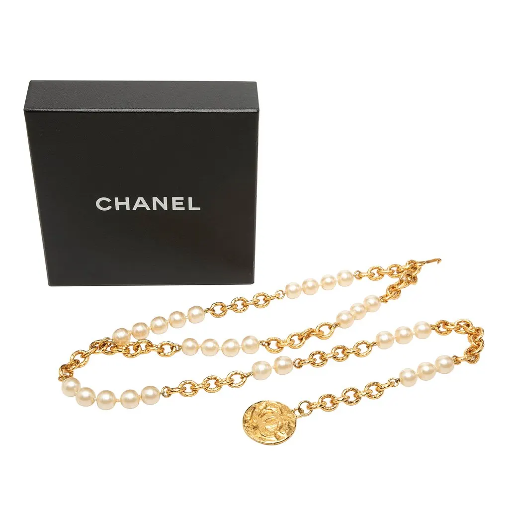 Chanel CC Gold Plated and Faux Pearls Chain Belt Gold Metal Very good - Model View