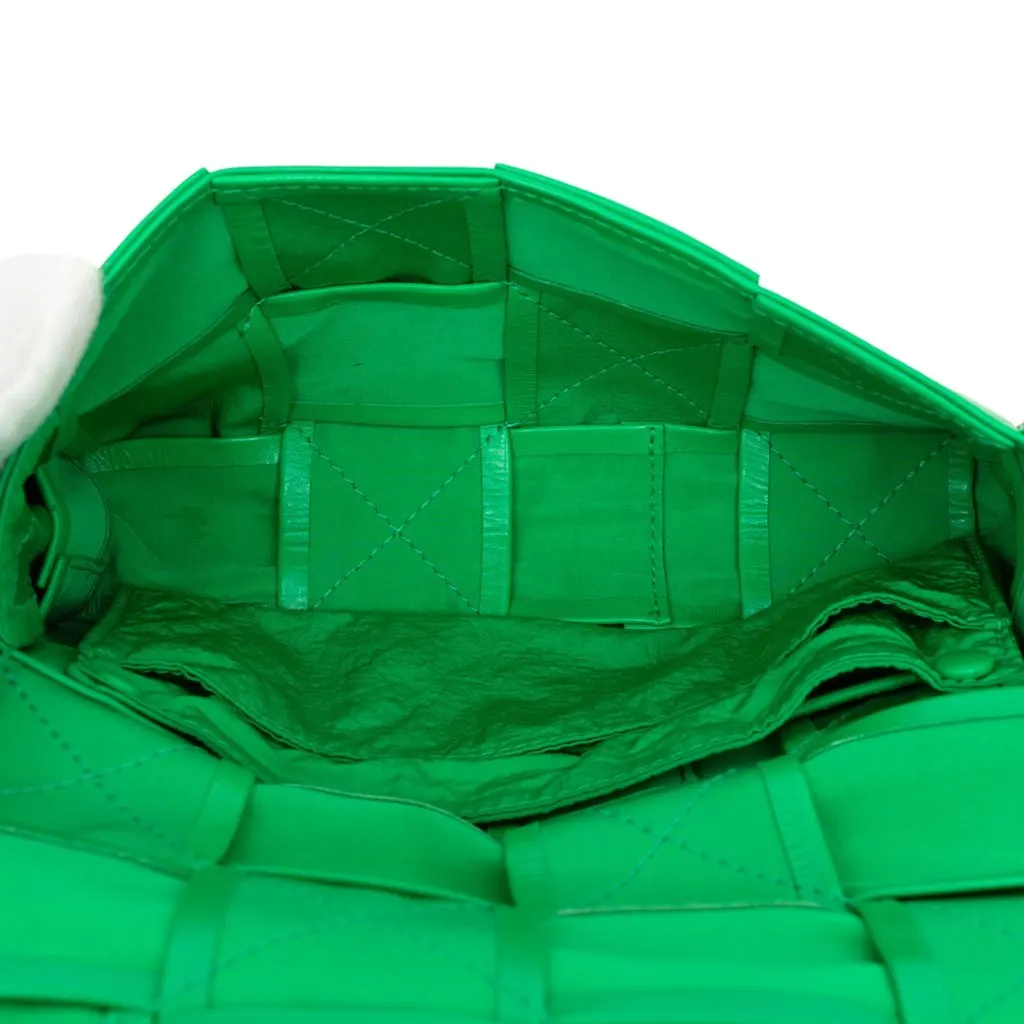 Bottega Veneta Mini Paper Calfskin Intrecciato Cassette Belt Bag Green Leather Very good - Model View
