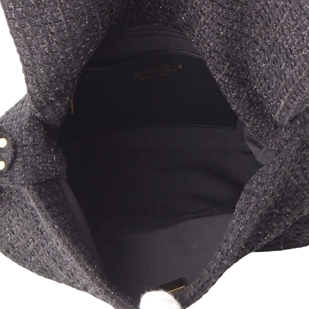 Chanel CC Quilted Tweed Single Flap Black Very good - Model View