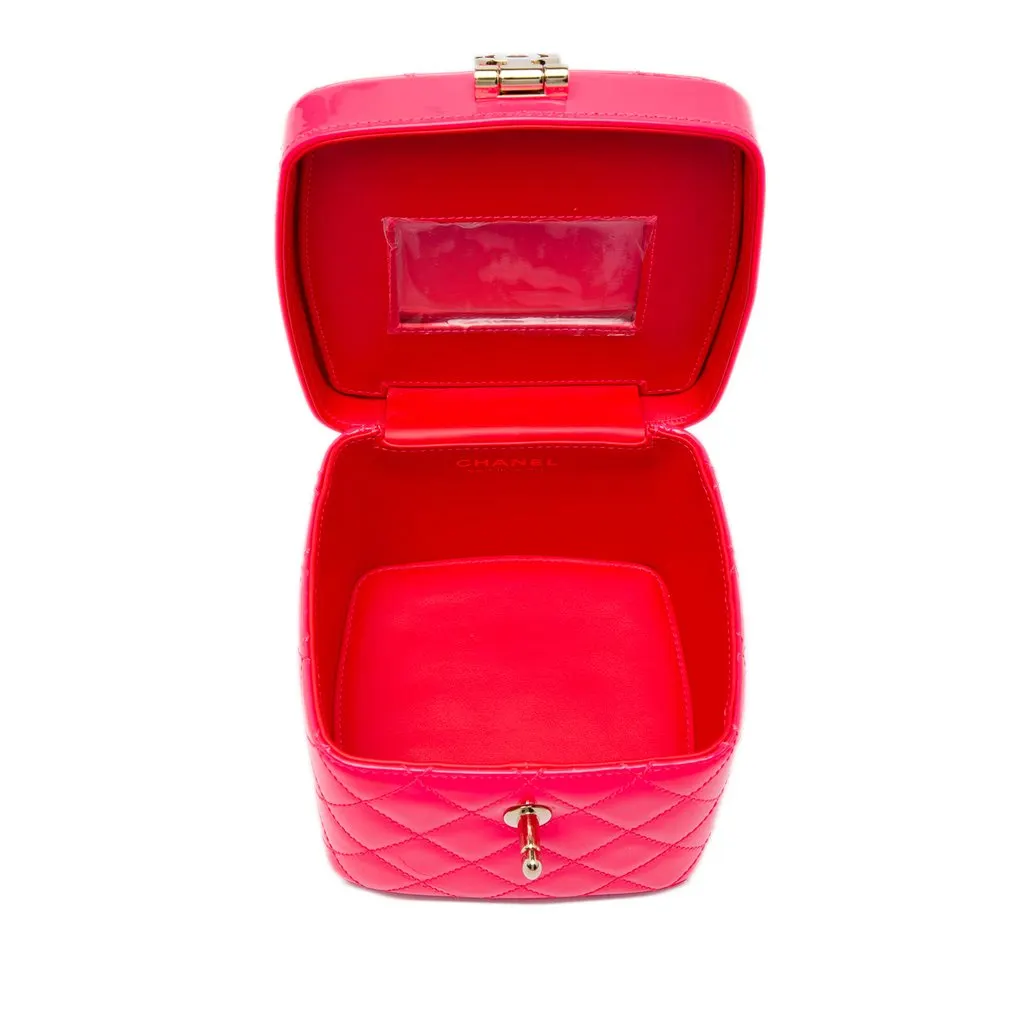 Chanel Mini CC Quilted Patent Vanity Bag Pink Leather Very good - Model View