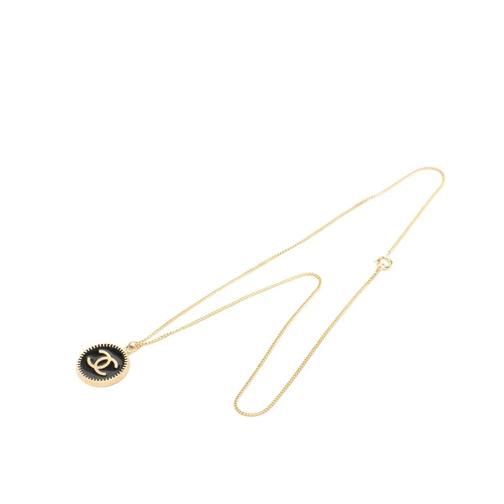 Chanel CC Gold Plated and Enamel Round Pendant Necklace Gold Metal Very good - Front View