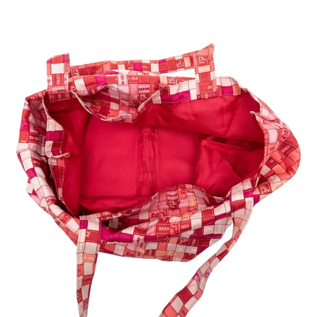 Hermès Bolduc Au Carre Silk Marwari Le Sac Silky Pop Tote Red Silk Very good - Model View