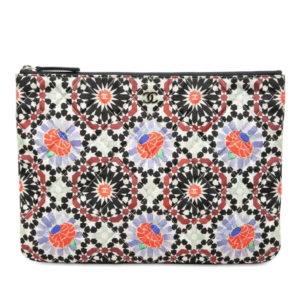 Chanel Dubai Paris Medium Quilted Printed Canvas O Case Clutch White Very good - Front View