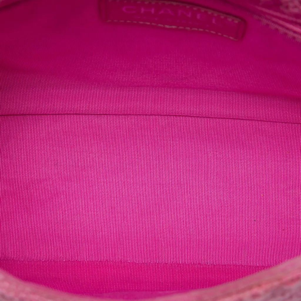 Chanel Small Quilted Tweed Reissue 2.55 Easy Messenger Flap Pink Tweed Very good - Model View
