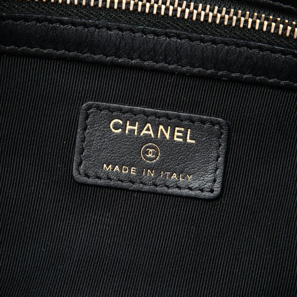 Chanel Medium Quilted Caviar Boy O Case Clutch Black Leather Very good - Box View
