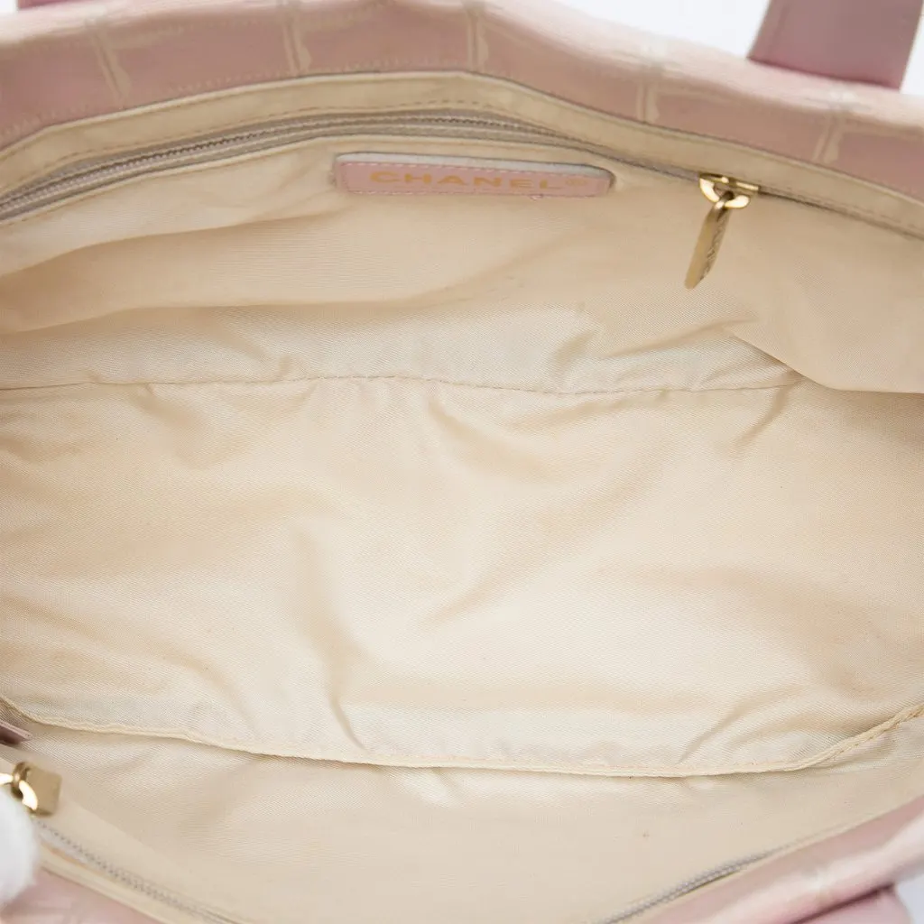 Chanel New Travel Line Nylon Tote Pink Very good - Model View