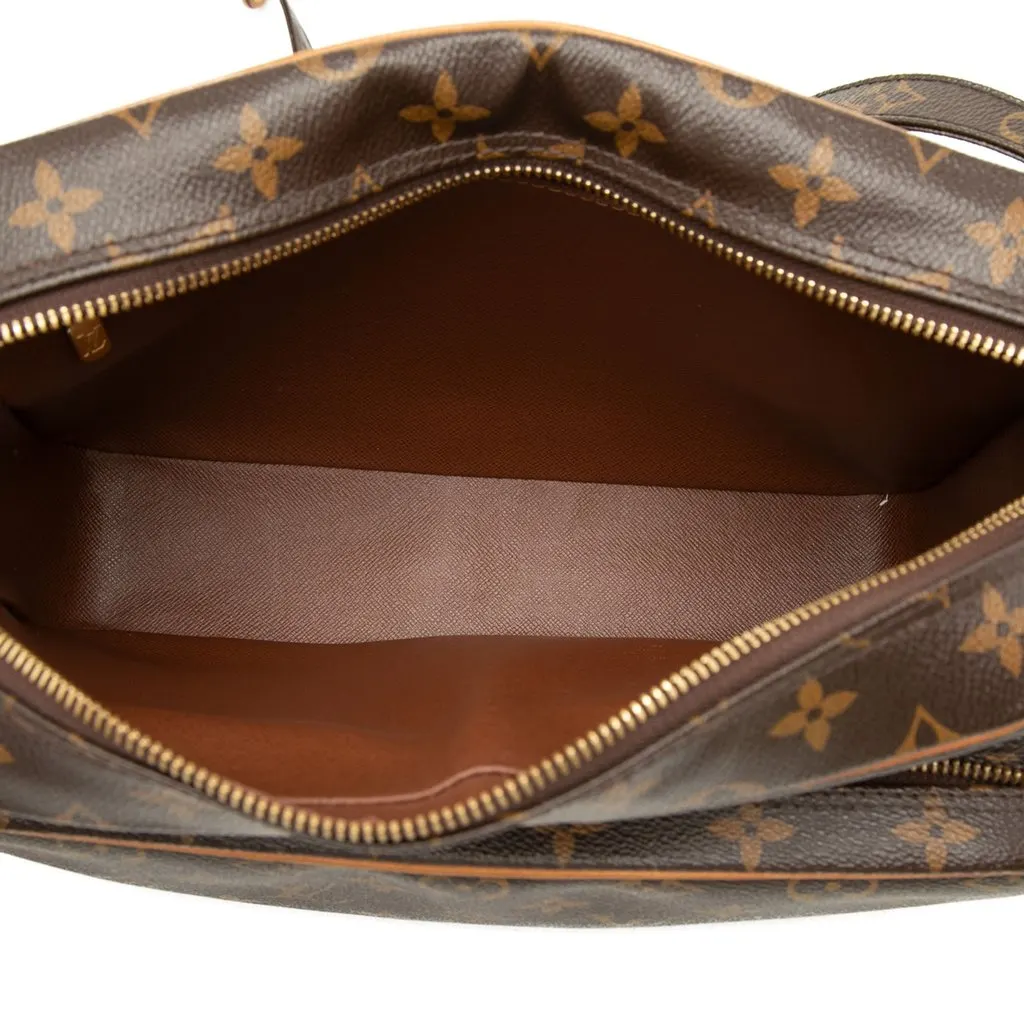 Louis Vuitton Monogram Nil Crossbody Brown Very good - Model View