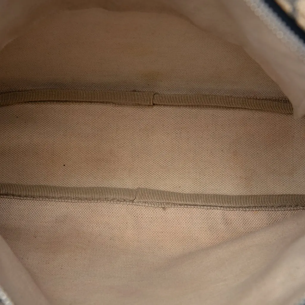 Gucci GG Supreme Crossbody Beige Canvas Very good - Model View