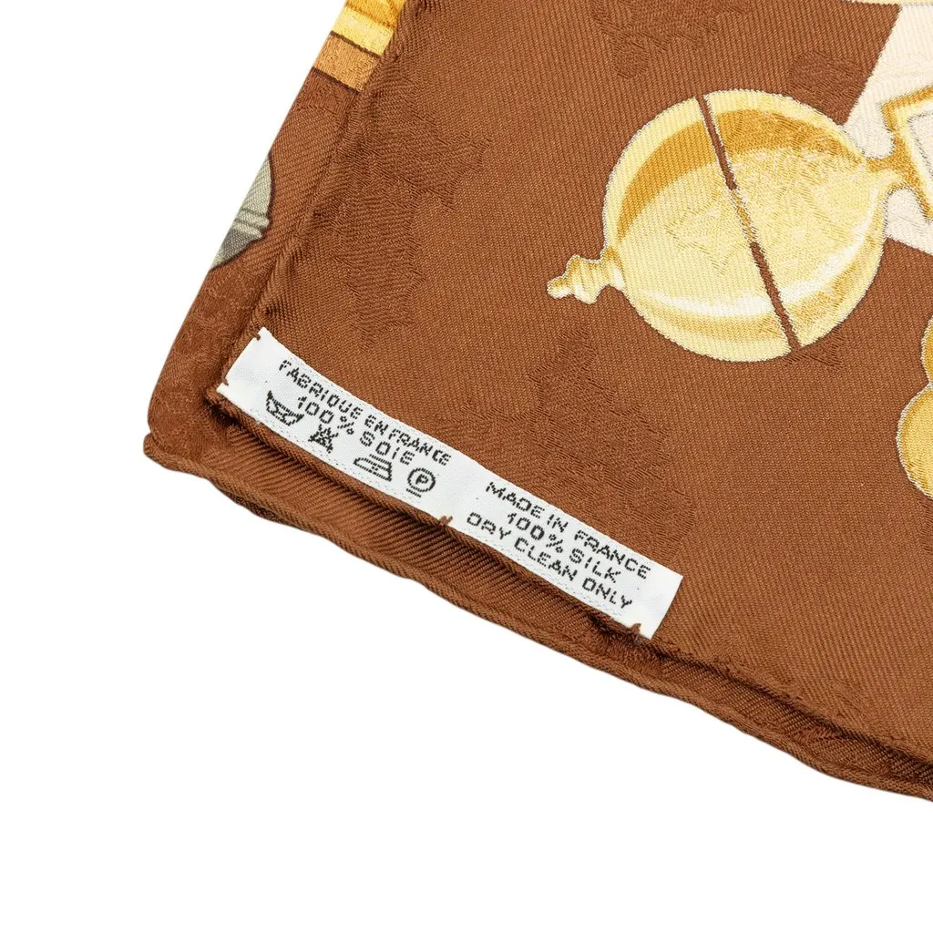 Hermès Plumes Et Grelots Silk Scarf 90 Beige Silk Never worn - Model View