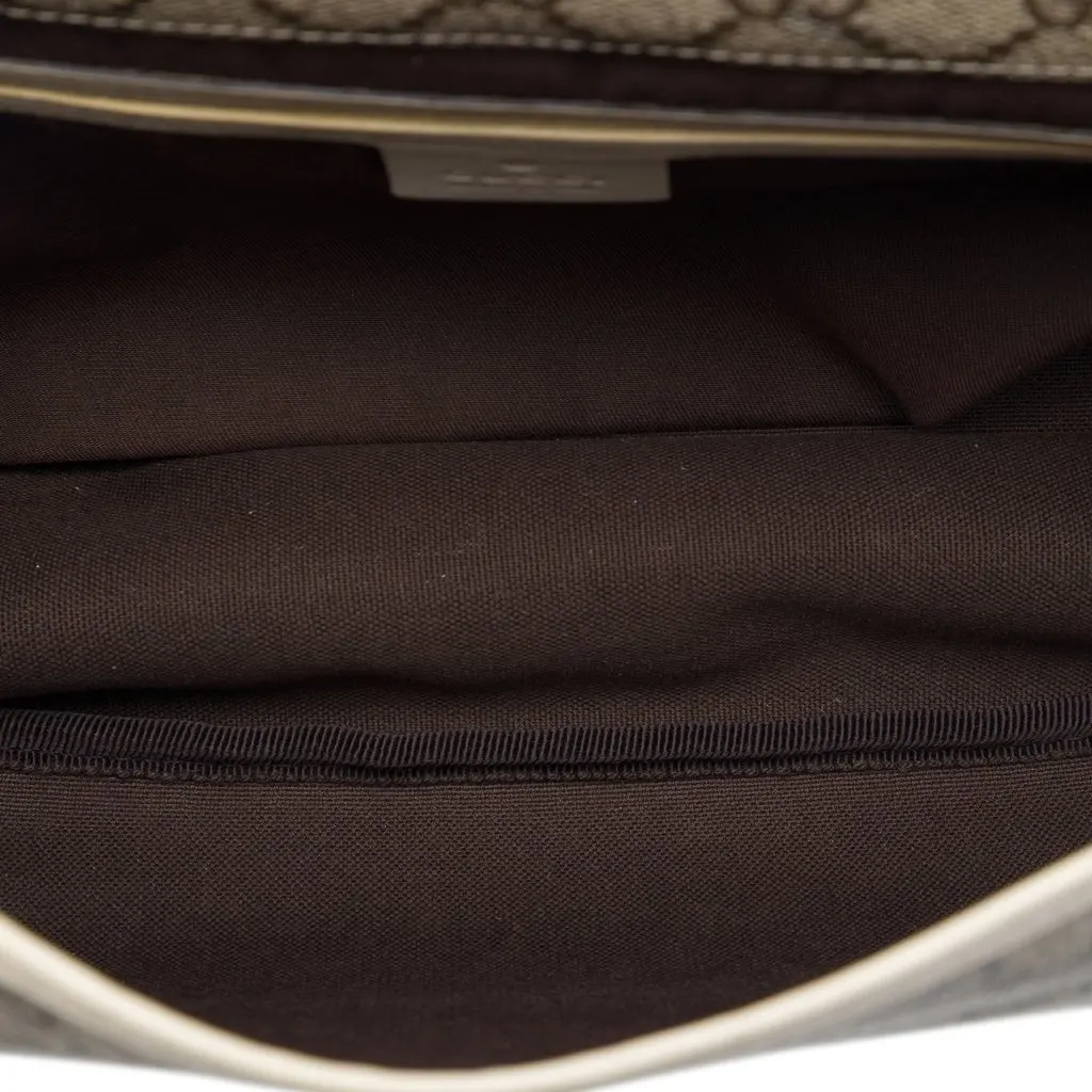 Gucci GG Supreme Crossbody Beige Very good - Model View