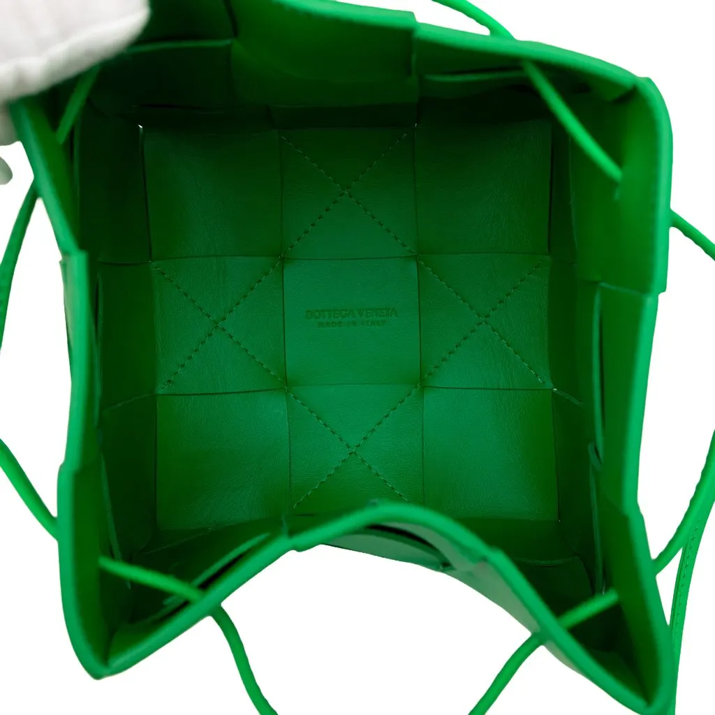 Bottega Veneta Small Nappa Maxi Intrecciato Cassette Bucket Bag Green Leather Very good - Model View