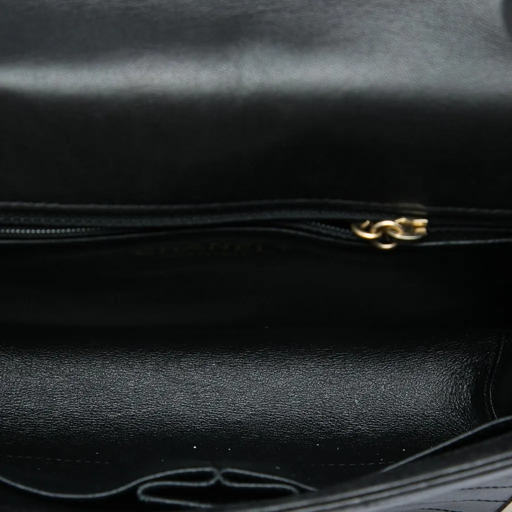 Chanel Medium Reversed Chevron Lambskin Flap Black Leather Very good - Model View