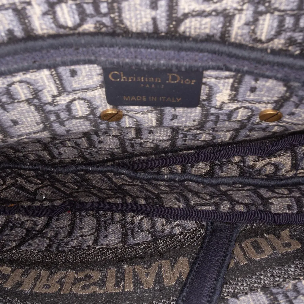 Dior Oblique Embroidered Canvas Saddle Bag Blue Very good - Model View