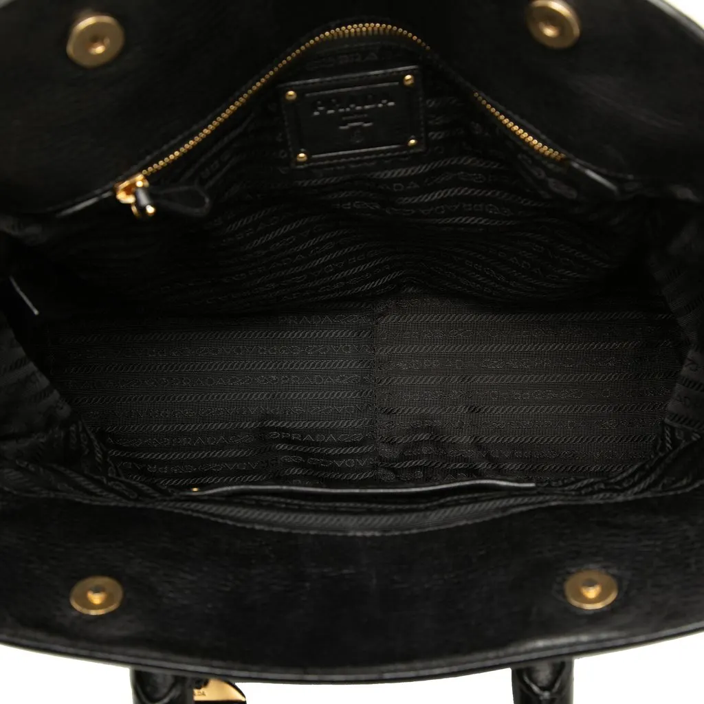 Prada Vitello Daino Handbag Black Leather Very good - Model View