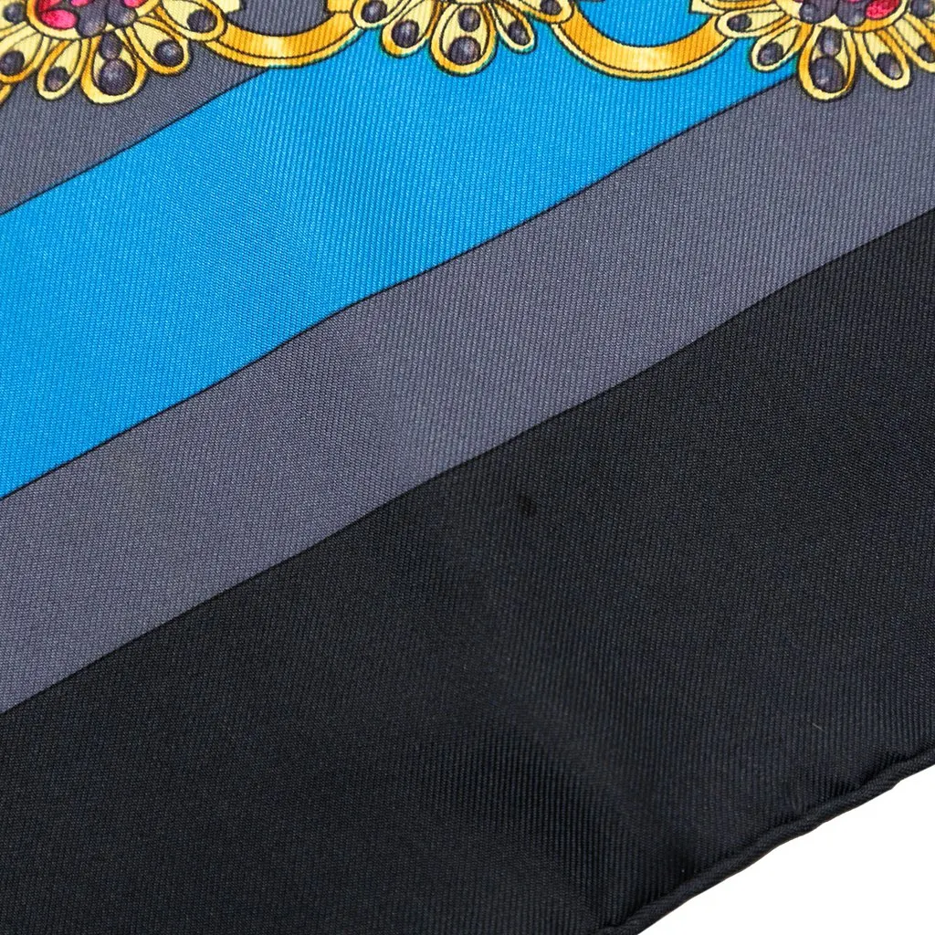 Hermès La Ronde des Heures Silk Scarf 90 Black Very good - Model View