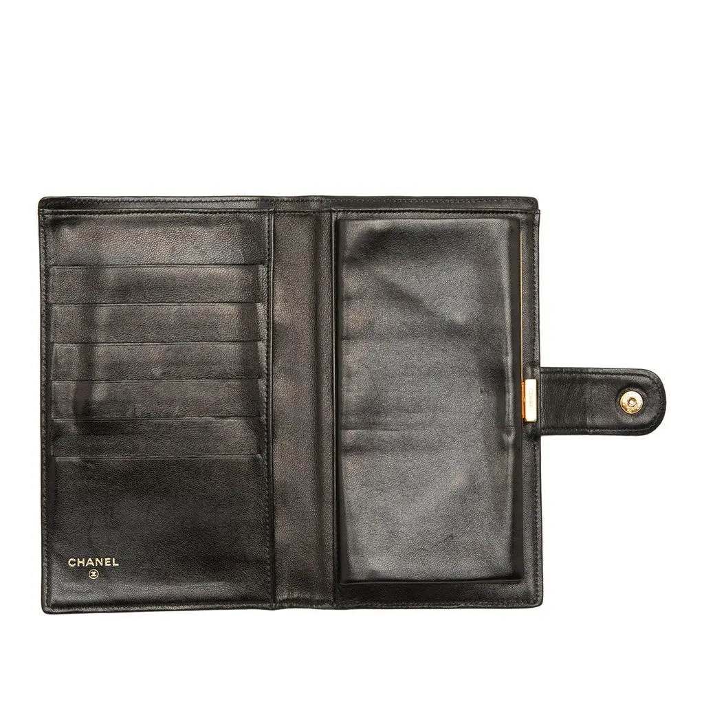 Chanel CC Lambskin Bifold Long Wallet Black Leather Very good - Model View