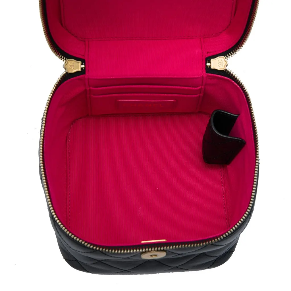 Chanel Small Quilted Calfskin Chain Bar Vanity Case with Chain Black Leather Very good - Model View