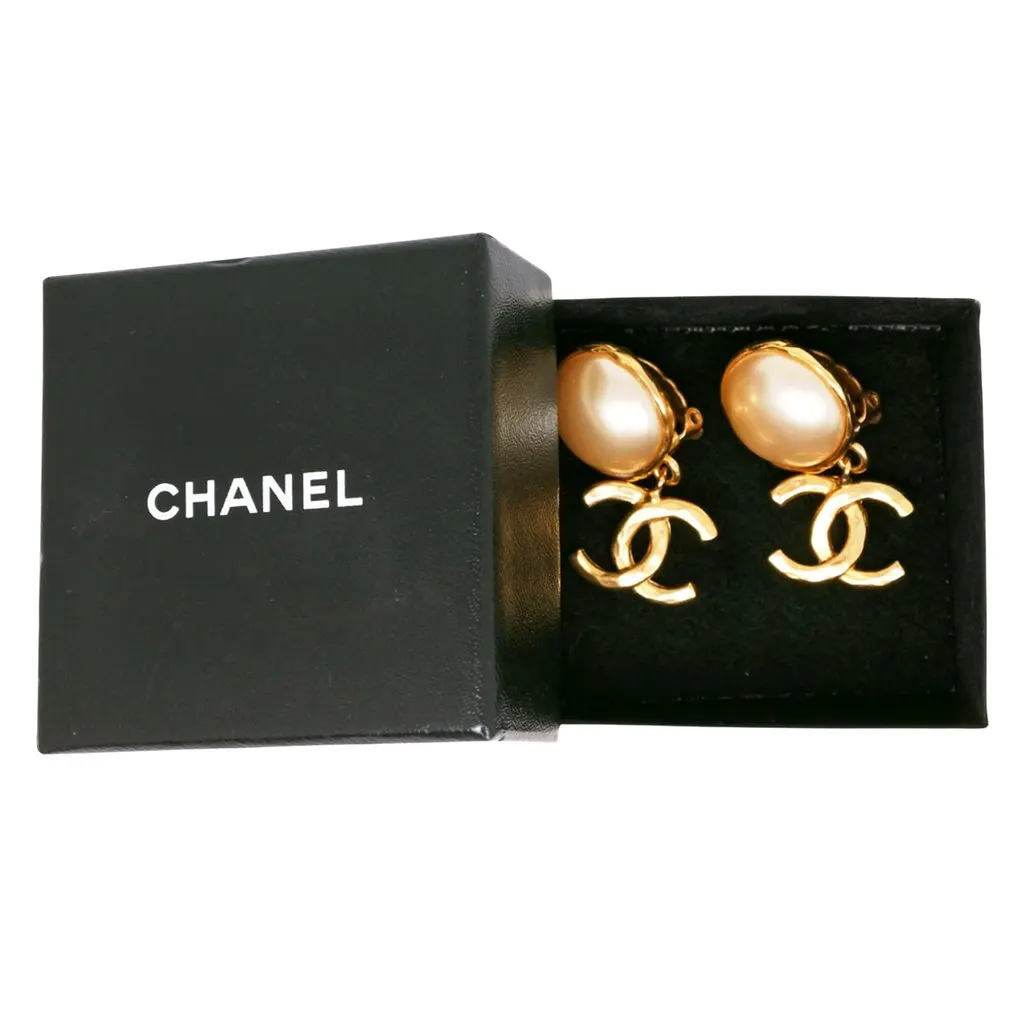 Chanel CC Gold Plated Faux Pearl Drop Clip On Earrings Gold Metal Very good - Model View