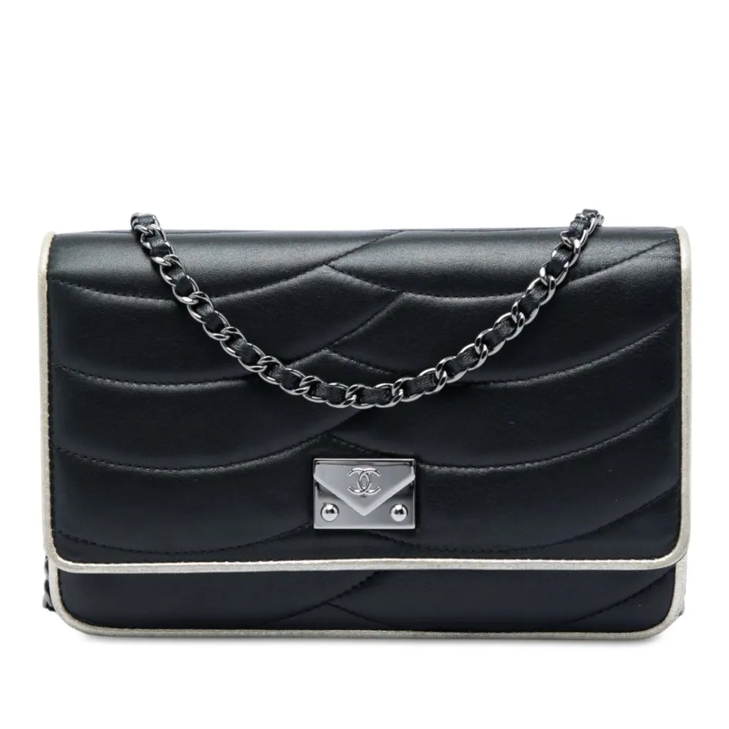 Chanel Lambskin Pagoda Wallet On Chain Black Leather Very good - Front View