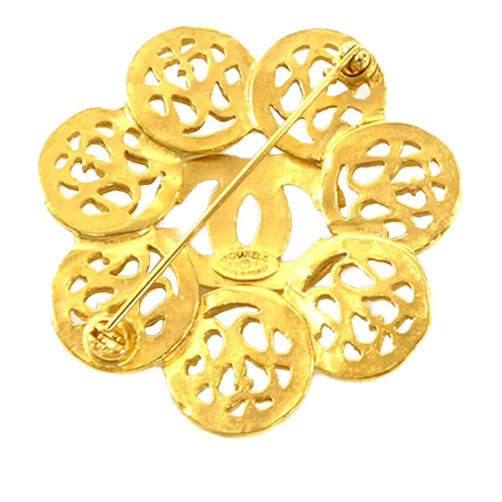 Chanel CC Gold Plated Flower Brooch Gold Metal Very good - Model View